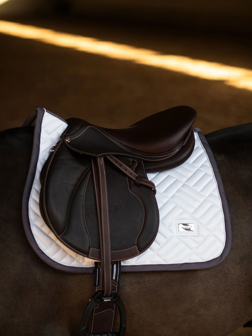 MANTILLA MODERN WHITE DARK VIOLET EQUESTRIAN ESTOCKHOLM